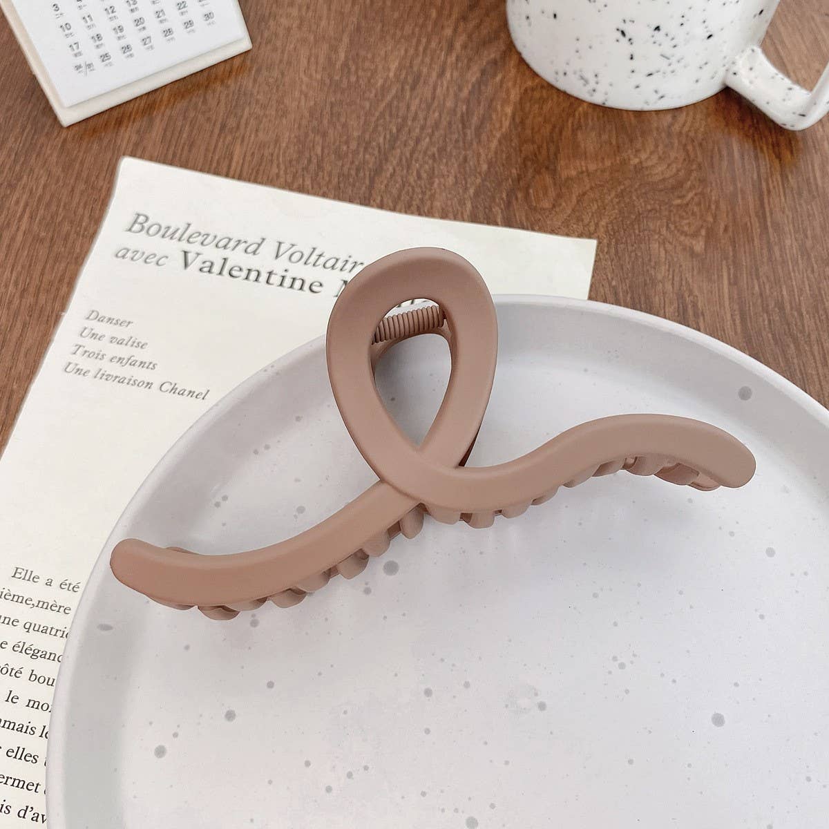 Versatile fashionable hollowed-out grab clip