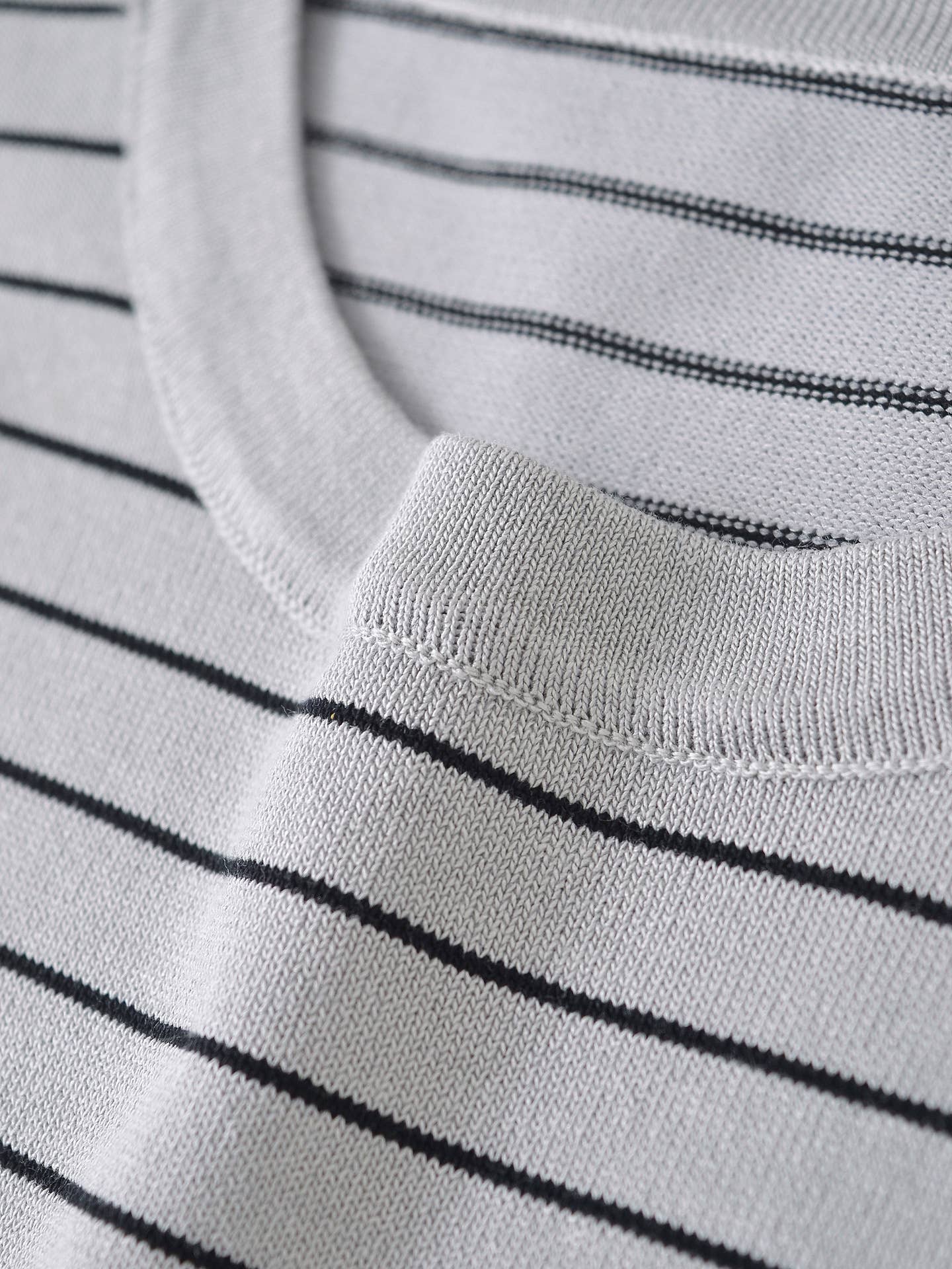 SLIM LONG-SLEEVED STRIPED STRETCH SWEATER