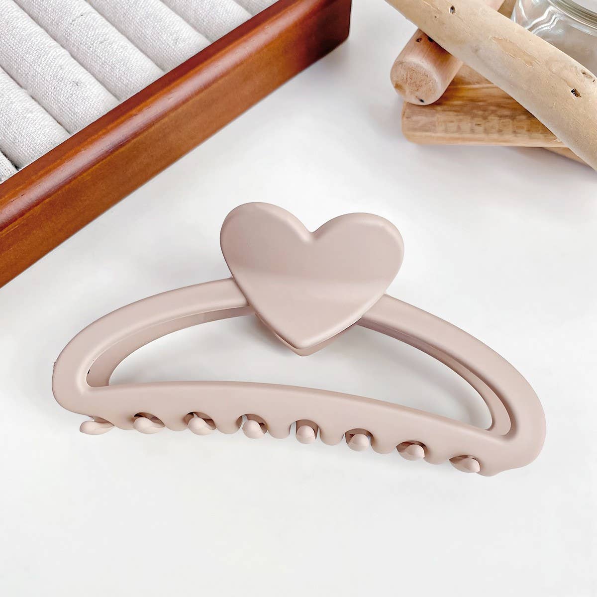 Versatile fashionable hollowed-out grab clip