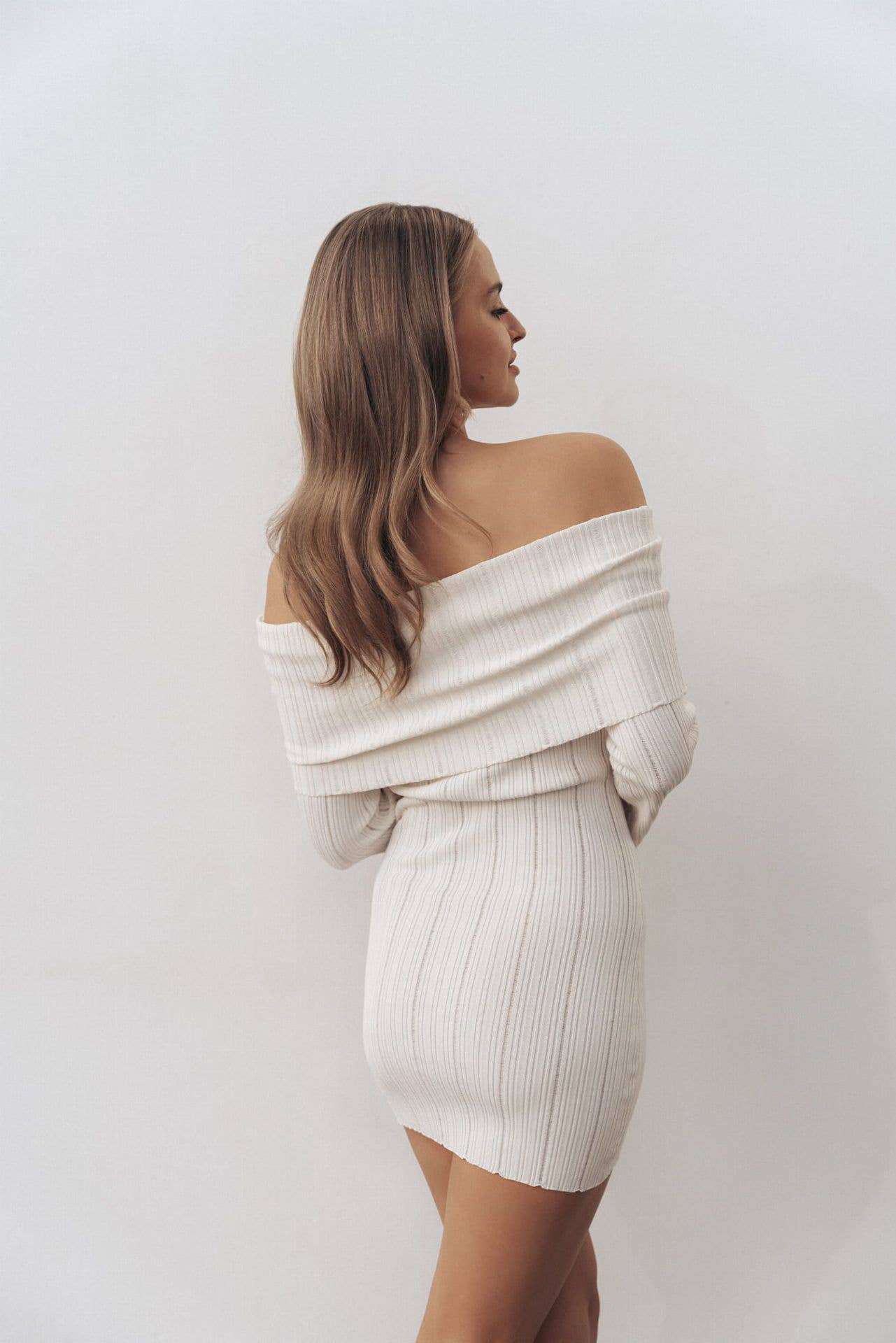 Off-the-shoulder, hip-hugging one-shoulder dress