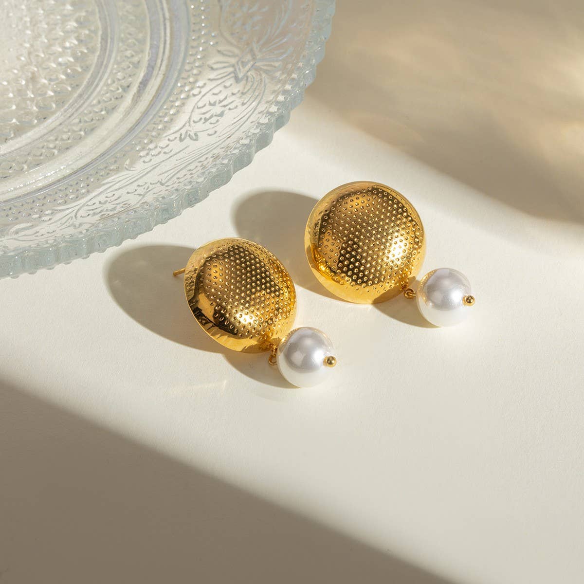FASHIONABLE AND VERSATILE ROUND PEARL EARRINGS_CWAJE1890