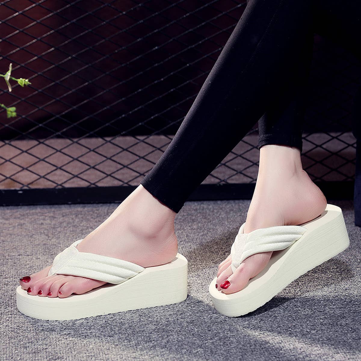 FASHIONABLE SUMMER THICK-SOLED FLIP-FLOPS
