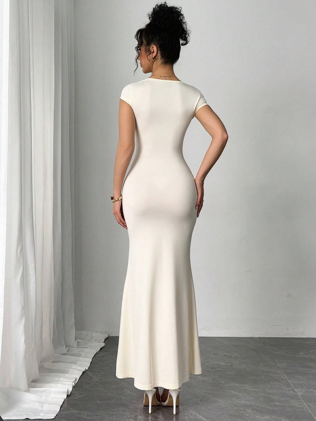 A sexy V-neck design, slim and long dress