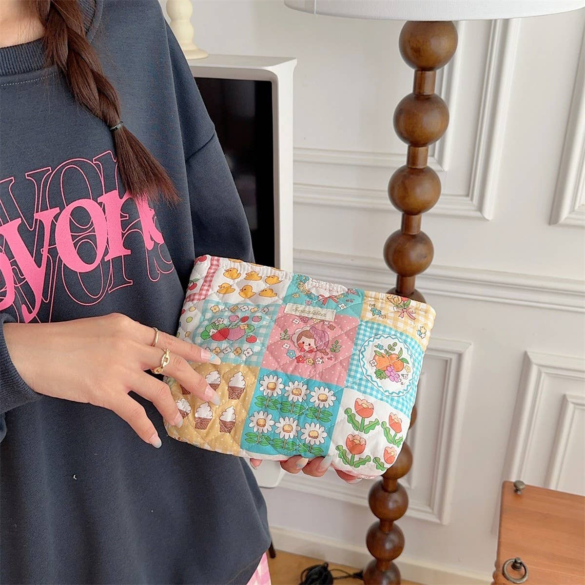 CWAB5816_CARTOON FLOWER BEAR QUILTED LINED CLUTCH