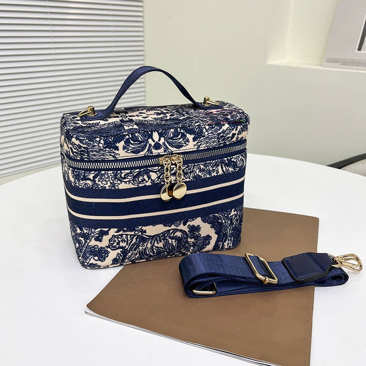 NEW VINTAGE EMBROIDERED PORTABLE COSMETIC BAG_CWAB4408