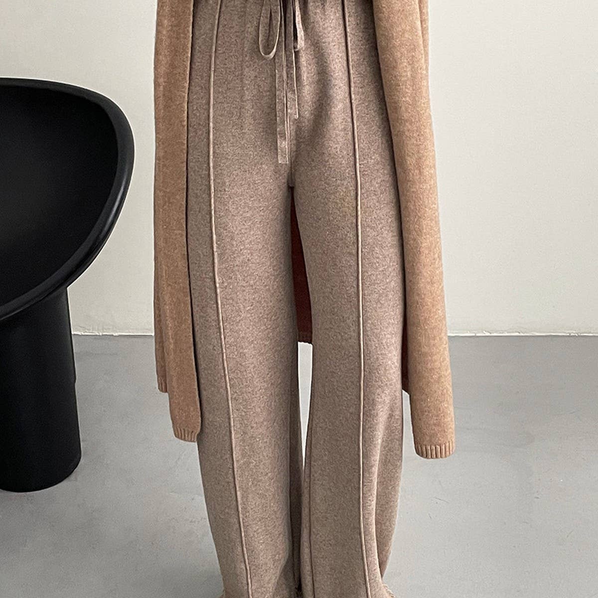 Straight knit pants with rough edge design