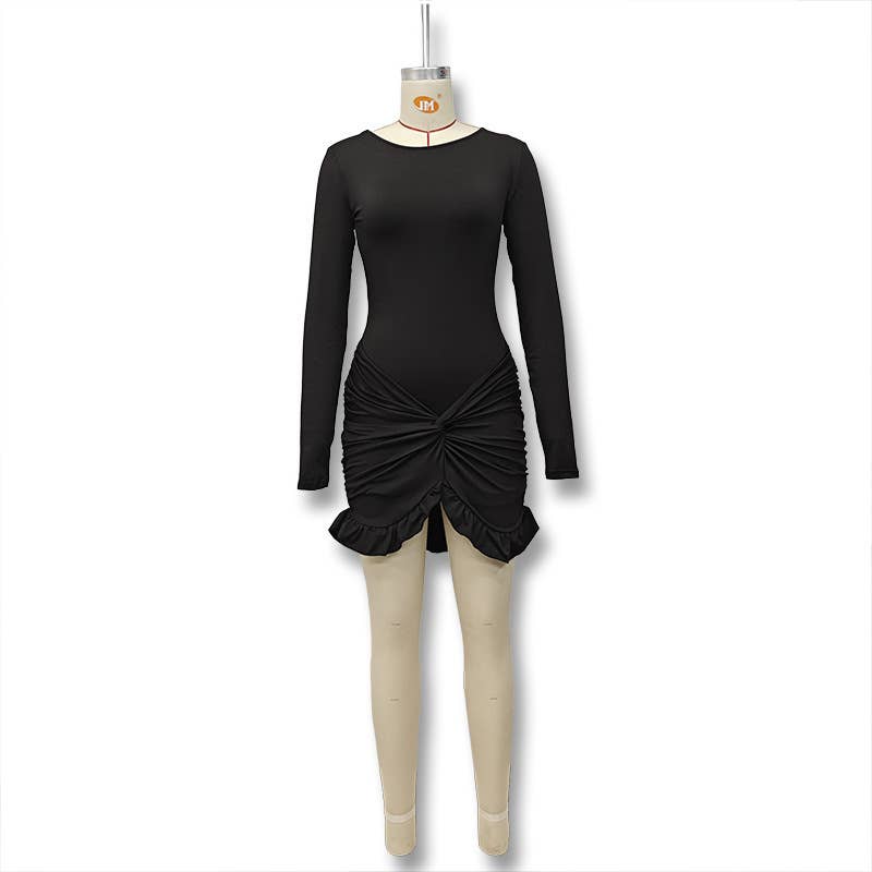 Solid-color pleated short dress wraps the hips