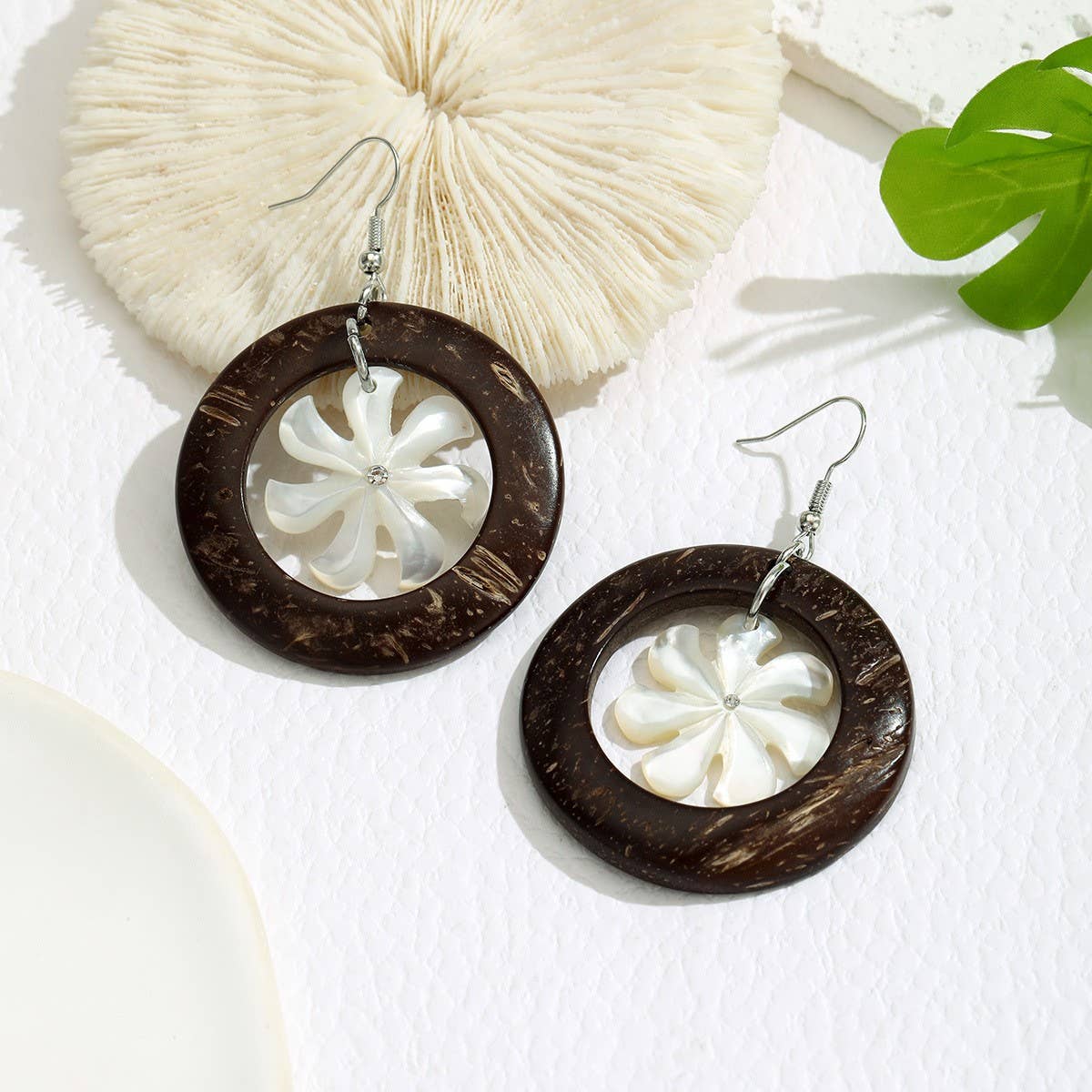 FASHION HOLLOW SPIRAL WHITE SHELL EARRINGS_CWMM4273