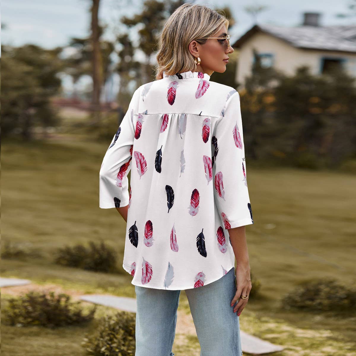 V-neck feather print seven-quarter sleeve shirt