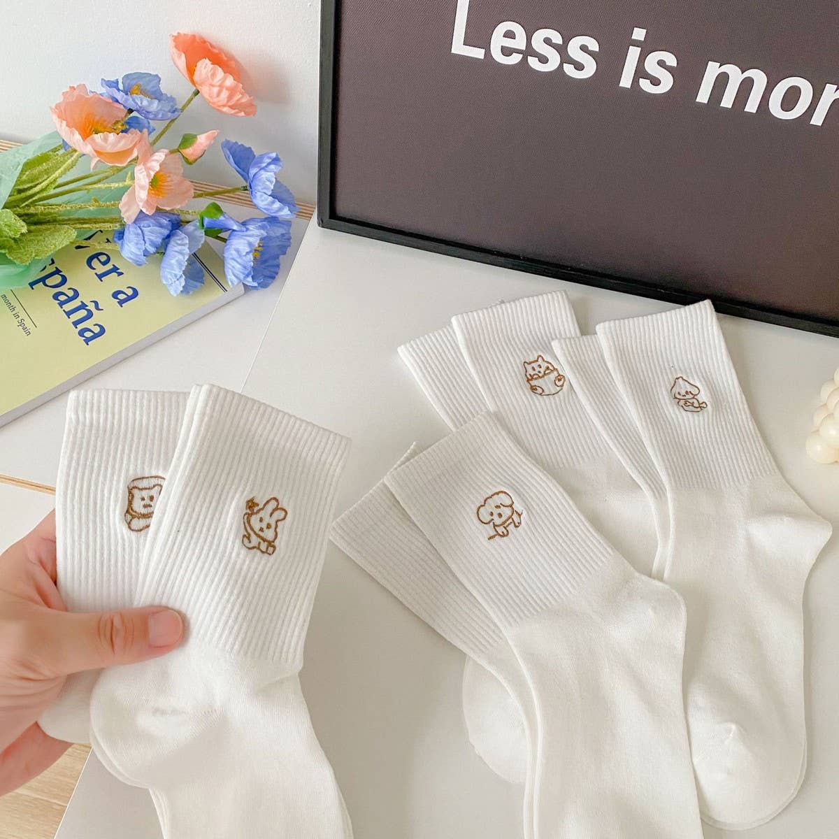 WHITE NEW EMBROIDERED SIMPLE MIDDLE SOCKS
