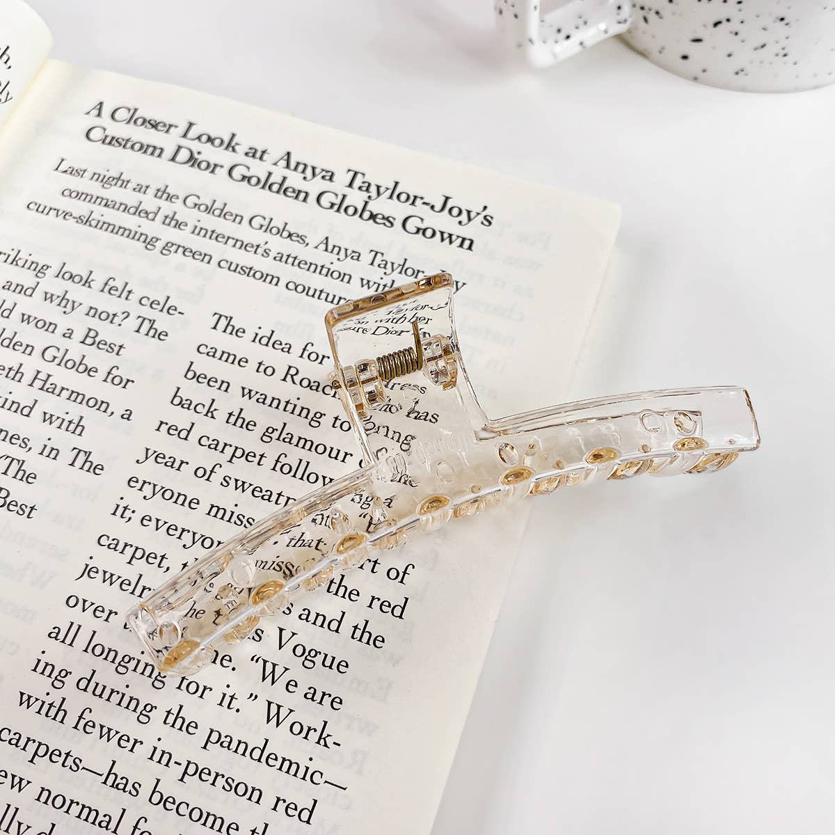 Arc-shaped semi-circular transparent gripper