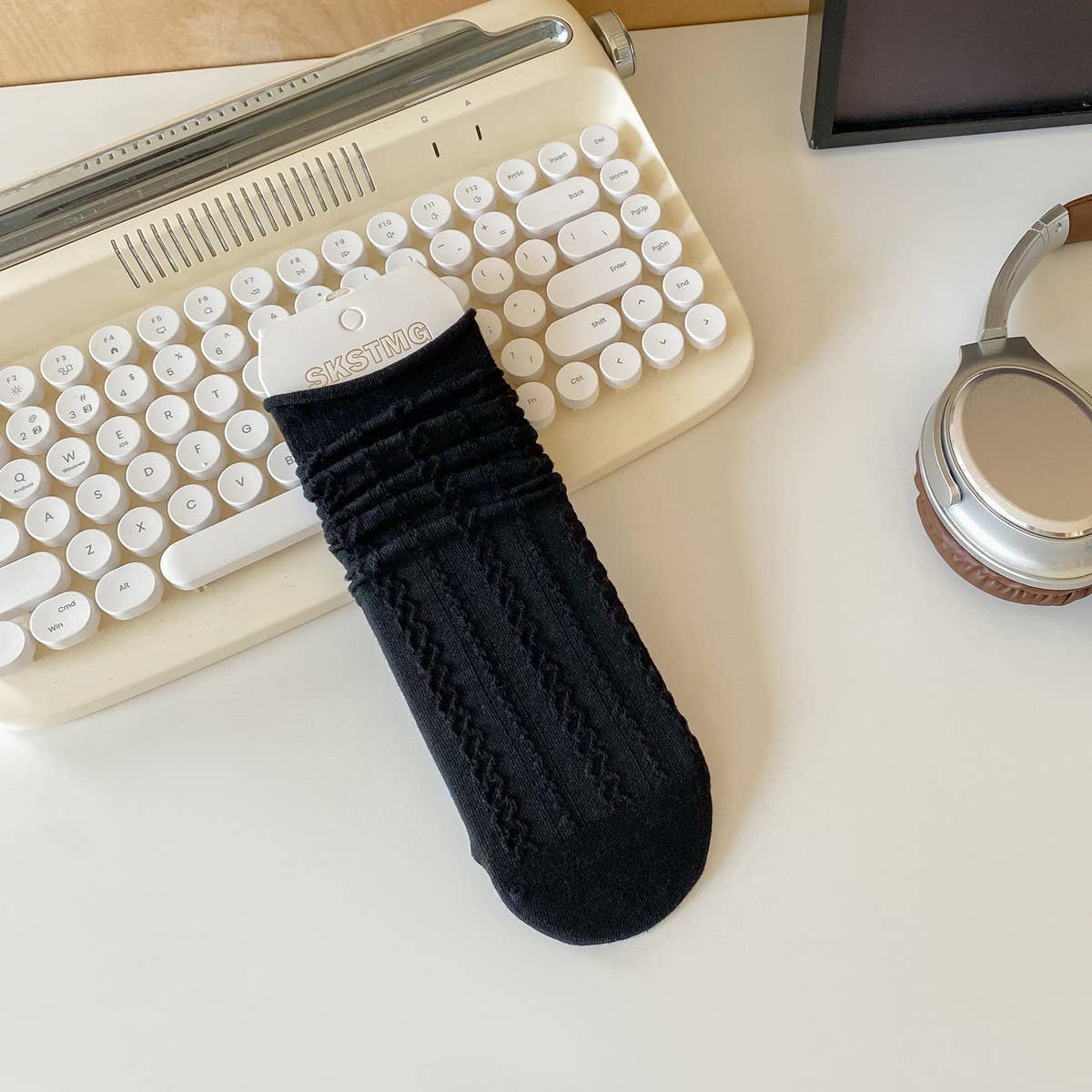 MIDDLE-TUBE STRAIGHT SOCKS WITH CURLED EDGES