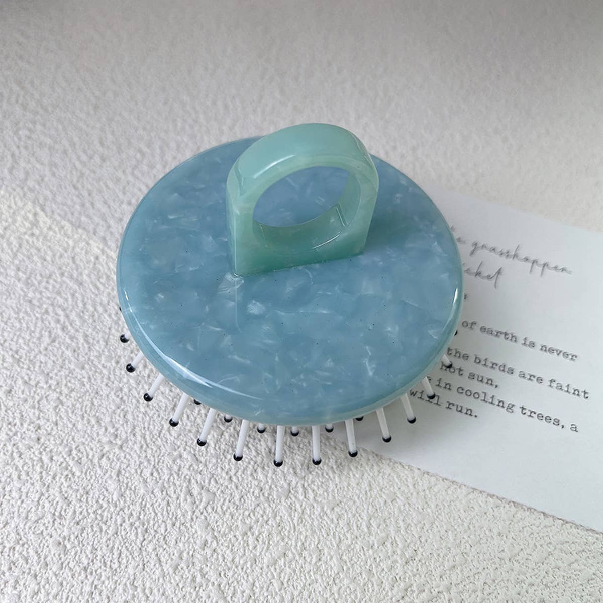 SIMPLE AND PORTABLE MASSAGE COMB