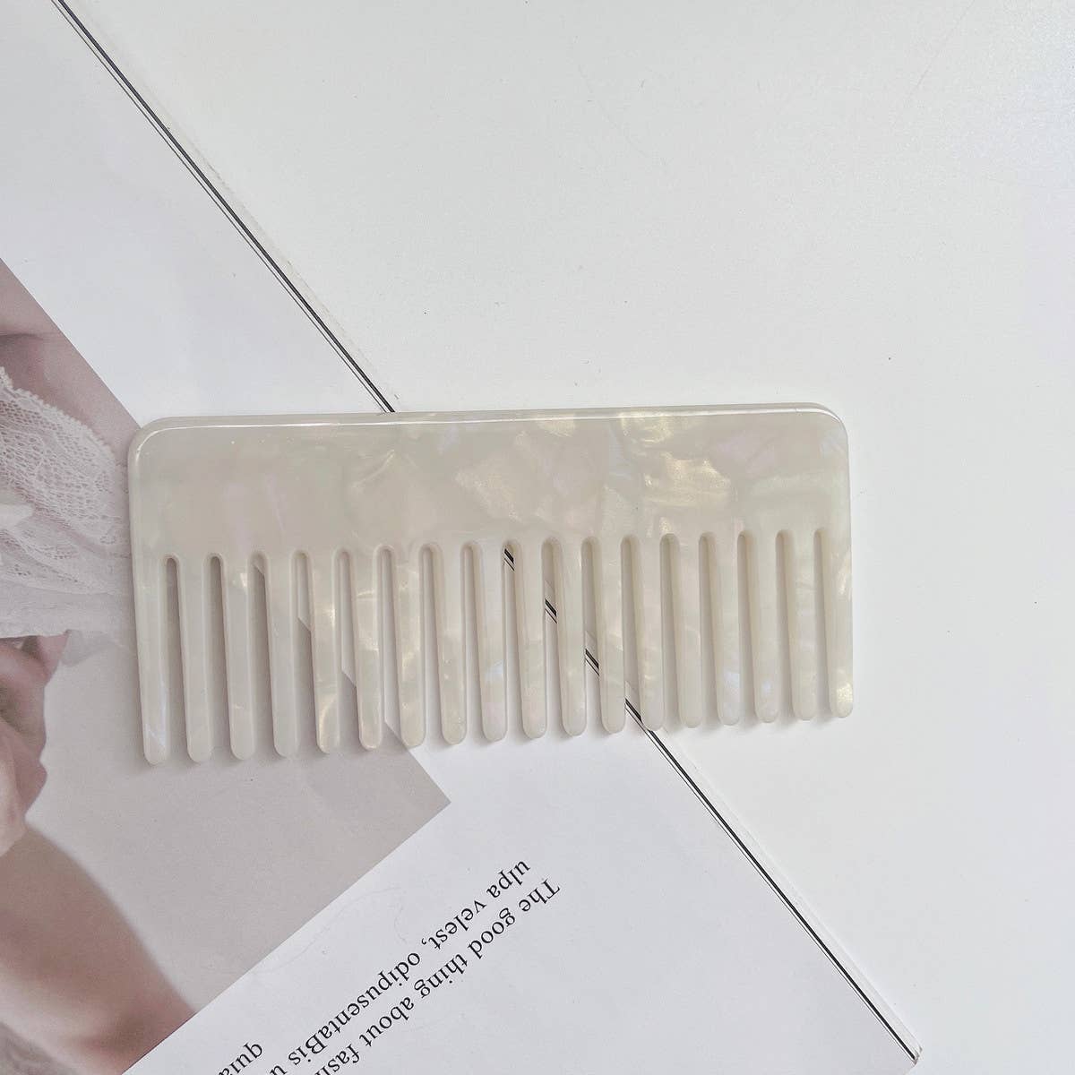 SIMPLE AND EXQUISITE PORTABLE COMB