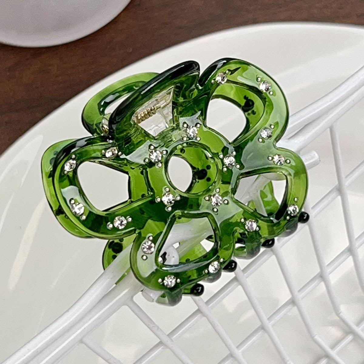 Hollowed-out flower diamond-encrusted grab clip