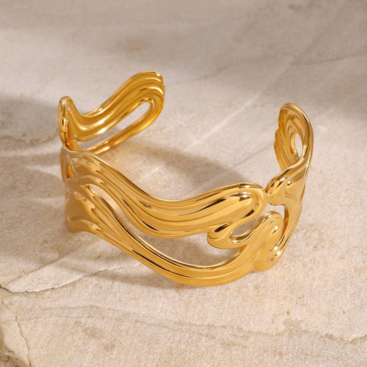 18K Gold Irregular Wave Textured Open Bangle_CWAJE4706