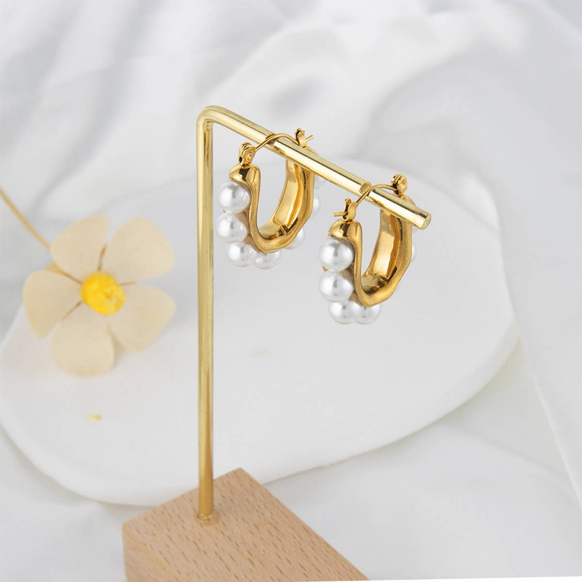18K GOLD PEARL HUGGIE HOOP EARRINGS_CWAJE0573