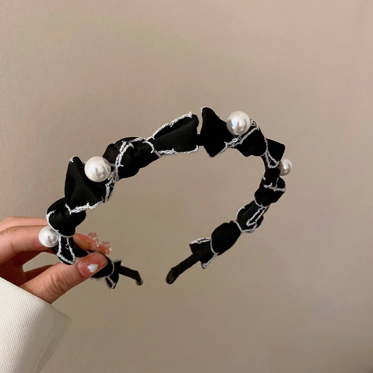 RETRO LOVE TWIST PEARL HEADBAND_CWAHA0829