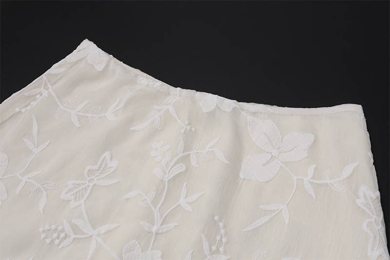 A low-waist hooked fashion slimming skirt