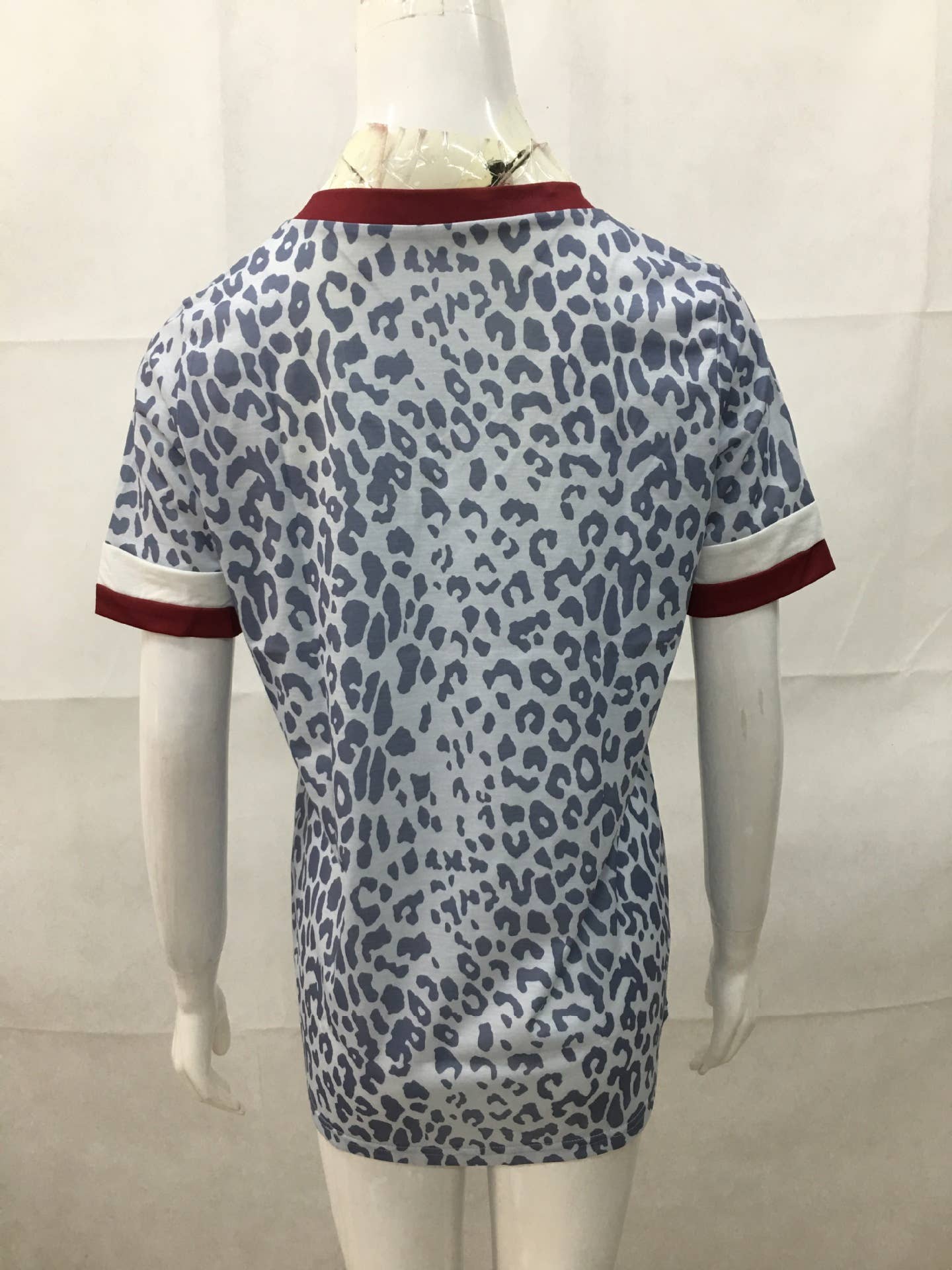 V-NECK PRINT LEOPARD T-SHIRT BLOUSE