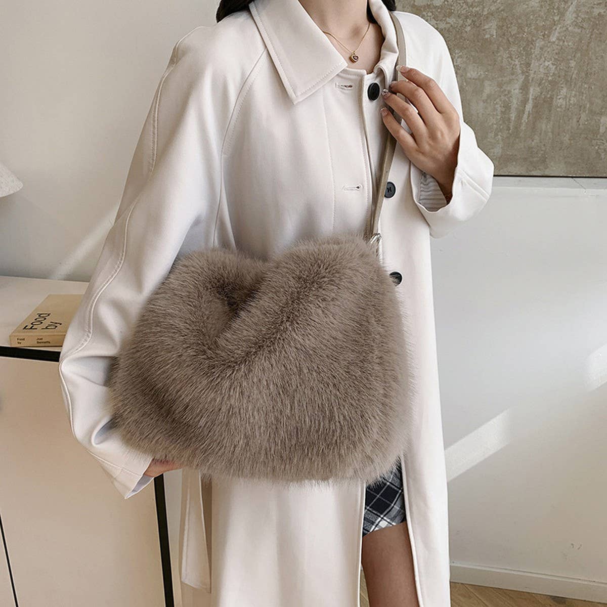 WINTER FAUX FOX FUR ONE SHOULDER FASHION PLUSH BAG_CWAB4009