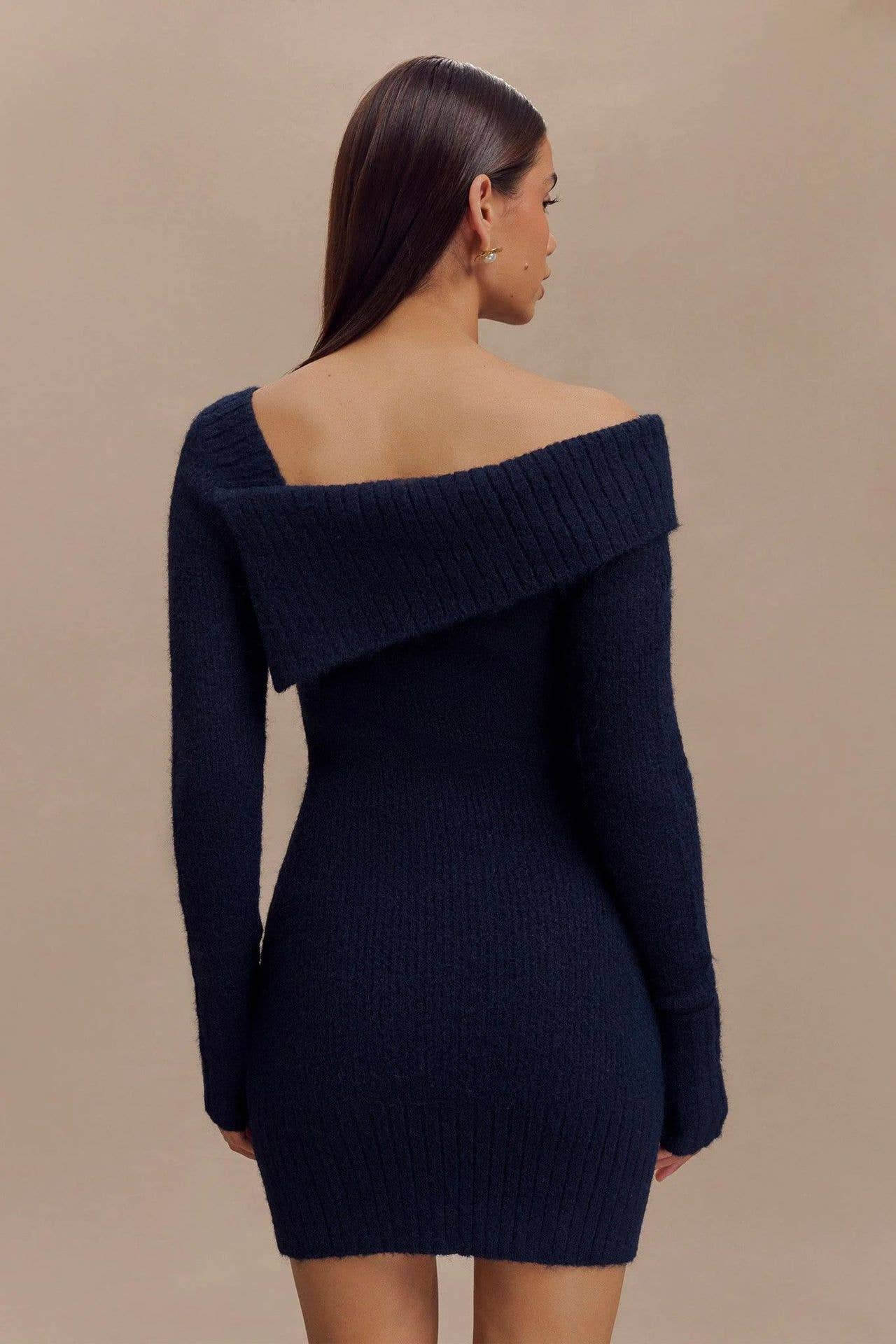 Off-the-shoulder long-sleeved body-hugging dress