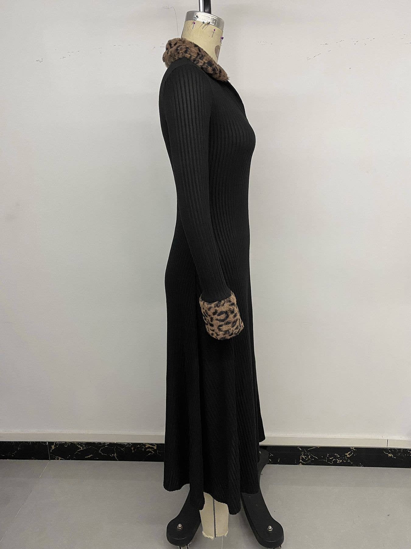 Elegant form-fitting V-neck leopard print dress