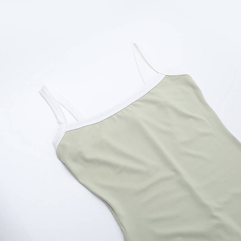 Solid-color sleeveless halter dress covers hips