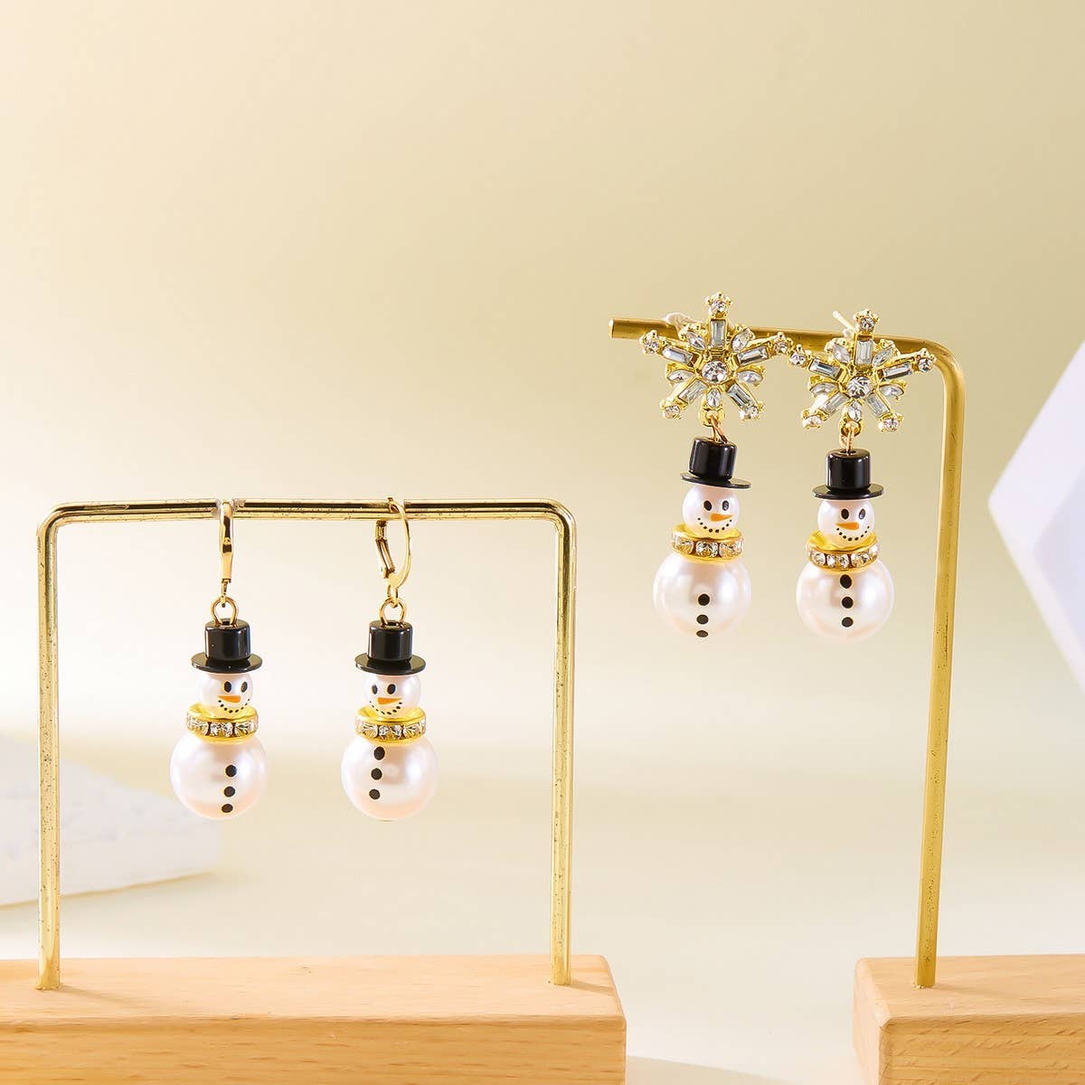 CWAJE2503_CHRISTMAS SNOWFLAKE PEARL HAT SNOWMAN EARRINGS