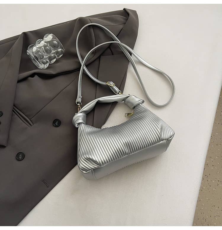 Simple pleated and creased single-shoulder bag