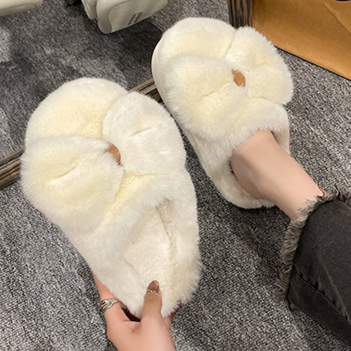 WOMEN  WINTER BOW  FLUFFY SLIPPERS_CWSHS0377