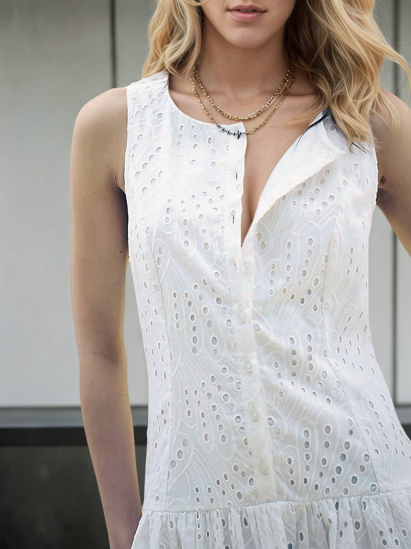 Simple fitted sleeveless single-breasted dress