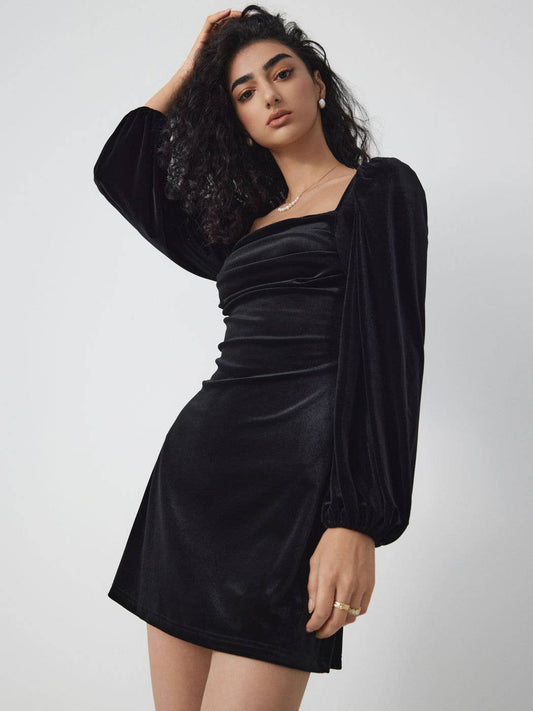VELVET DRESS WITH A SQUARE NECK AND LONG SLEEVES