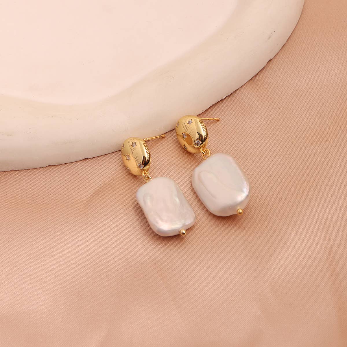 Versatile retro pearl Baroque stud earrings