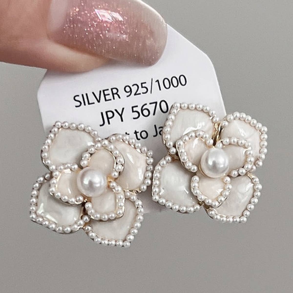 VINTAGE STYLE PEARL WHITE FLOWER STUD EARRINGS