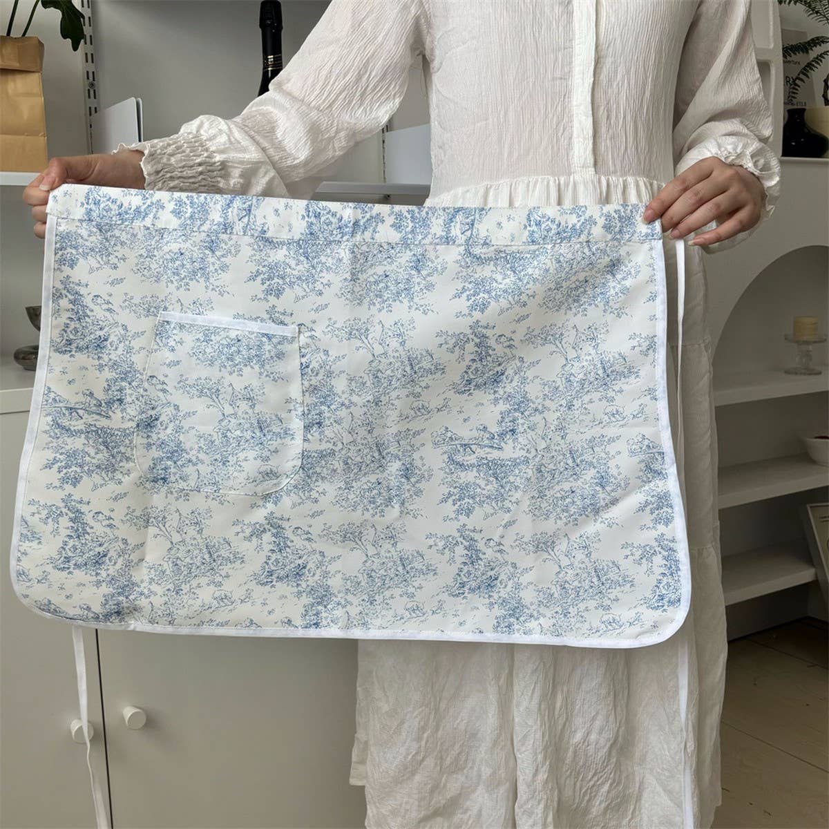 INK AND WATERPROOF AND OIL-RESISTANT BLUE APRON