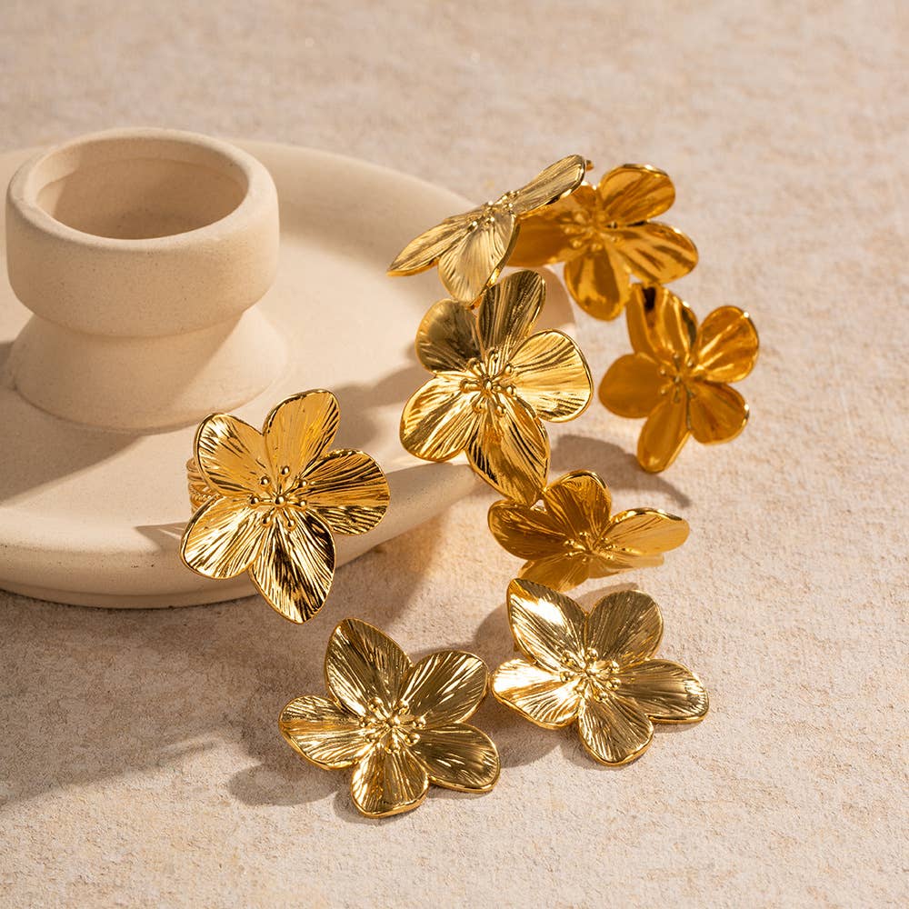 Two-piece set of golden flower stud rings