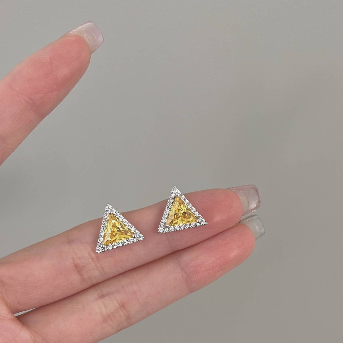 ADVANCED TRIANGULAR EARRINGS_CWAJE1353