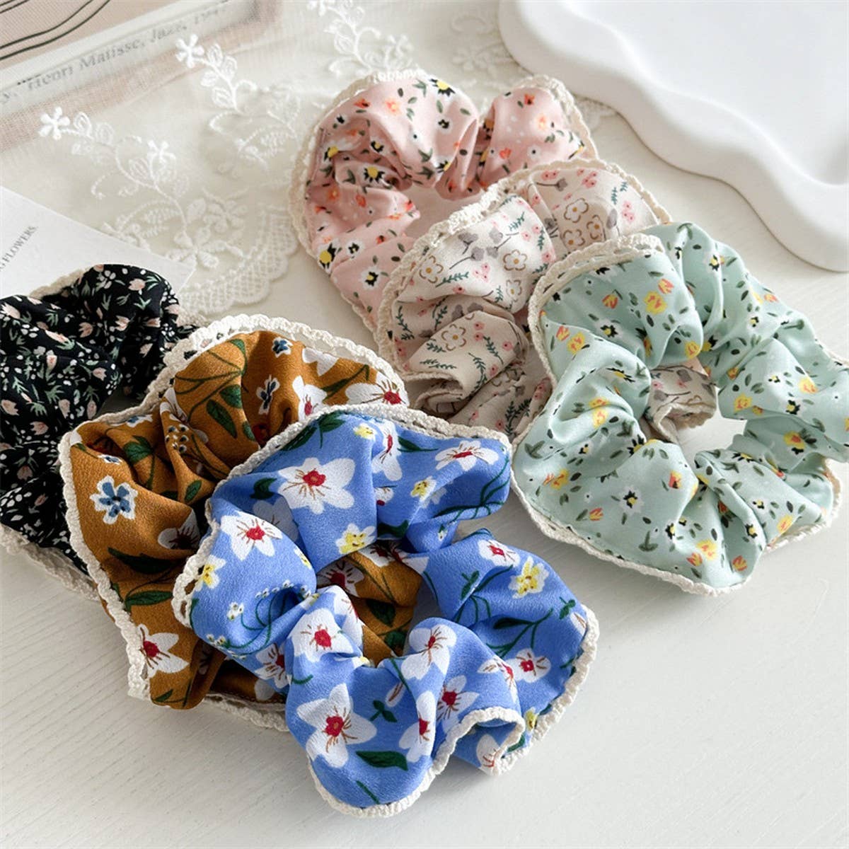 FLORAL LACE BORDER VERSATILE LARGE INTESTINE RING