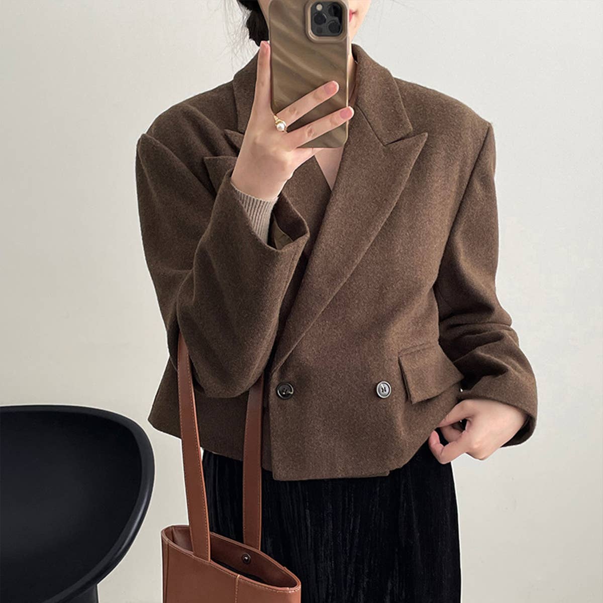 The foreign style goes with a short woolen coat