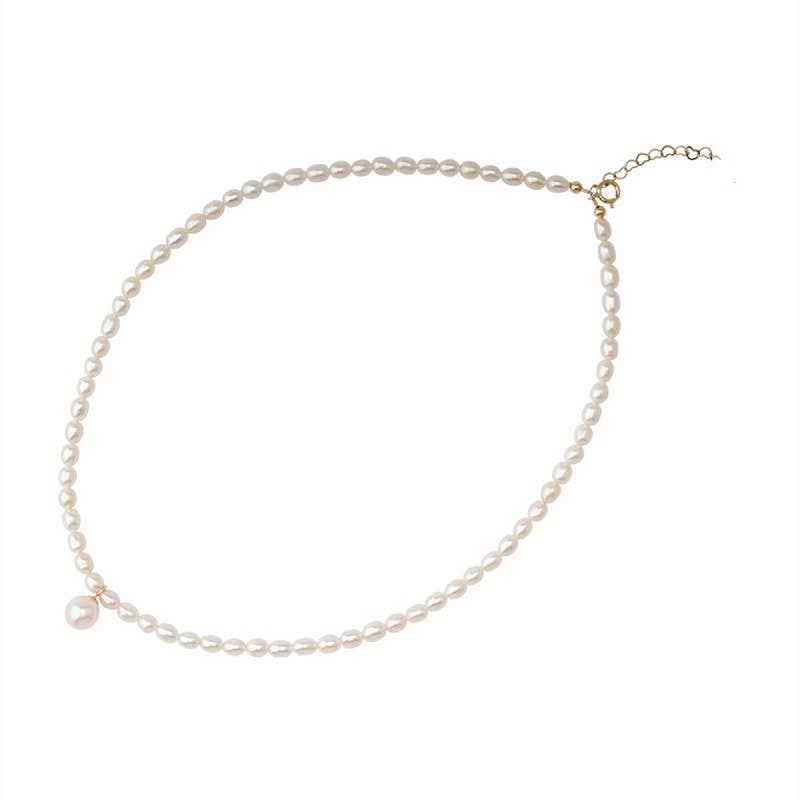 A simple and elegant freshwater pearl necklace