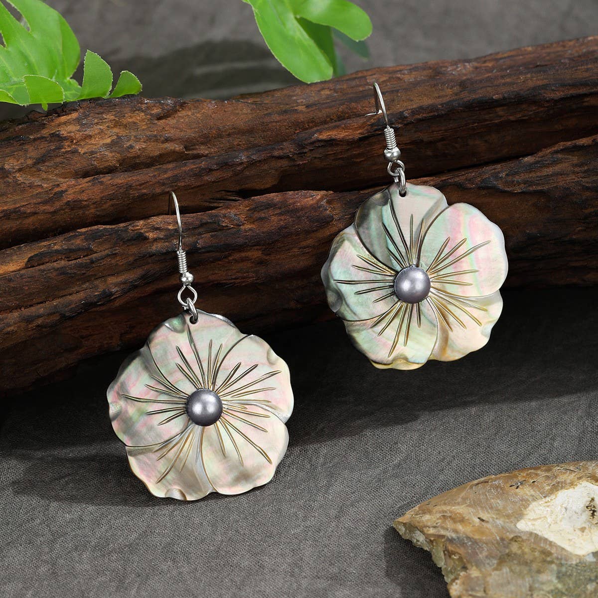 NATURAL BLACK SHELL TEMPERAMENT PETAL EARRINGS