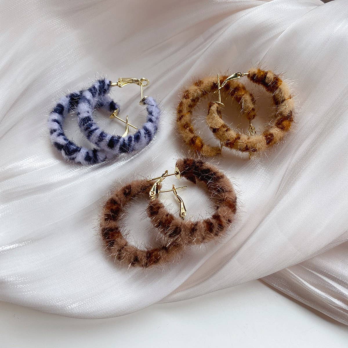 HONG KONG STYLE SHORT VELVET C HOOP EARRINGS