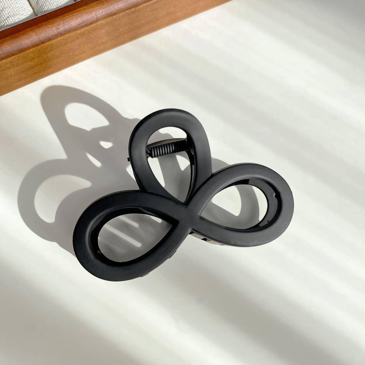 Versatile fashionable hollowed-out grab clip