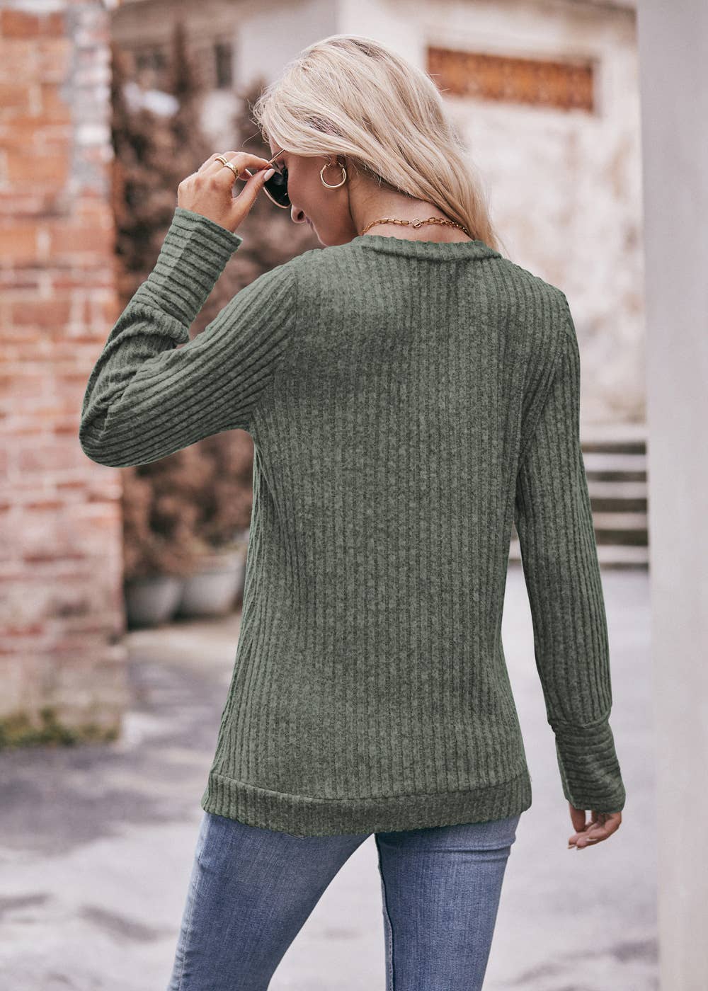 Sharpened pit stripe V-neck fashion T-shirt