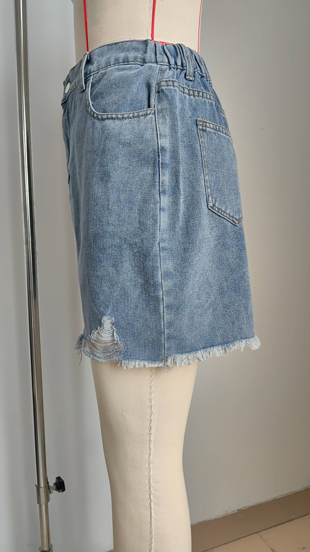 WASHED AND EDGED DENIM SKIRT