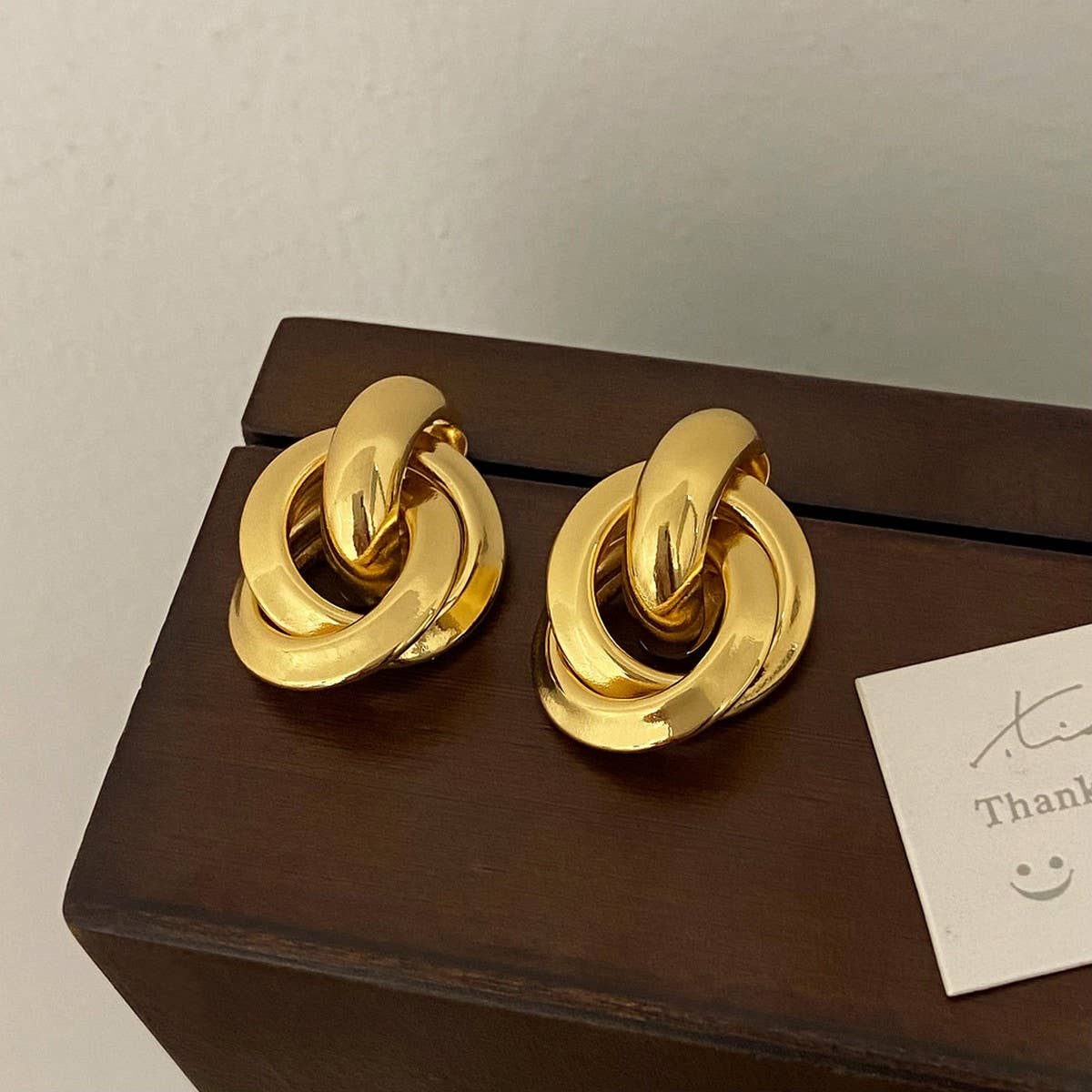 WOMEN'S VERSATILE METAL ELEGANT HOOP EARRINGS