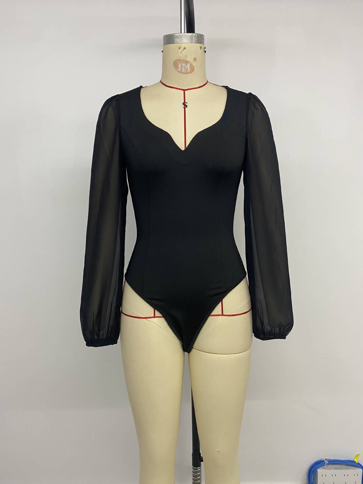 Solid-color mesh spliced V-neck jumpsuit