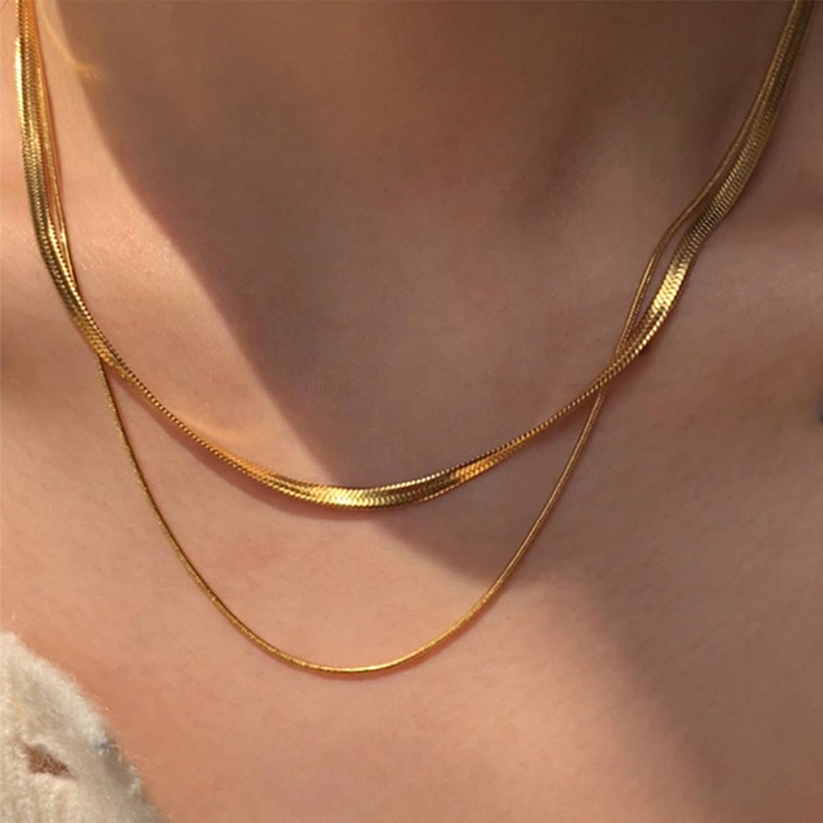A versatile double-layer stacked chain necklace