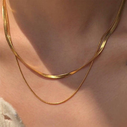A versatile double-layer stacked chain necklace